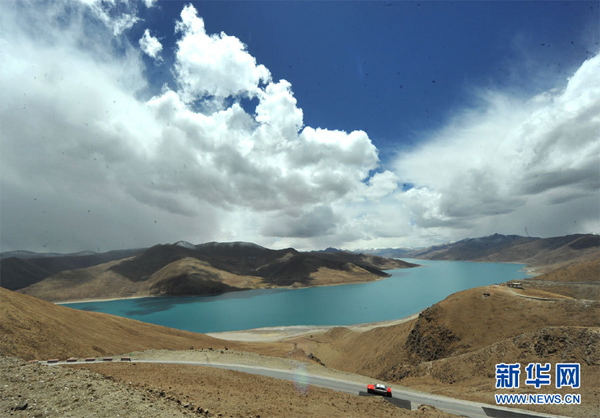 On the north banks of the Himalayas, Yamdok Tso Lake is one of three holy lakes in China's Tibet Autonomous Region. Shaped like an unfolding traditional Chinese paper fan, the lake reaches deep into the soaring mountains. Because of the environmental protection measures taken by locals, the water quality of Yamdok Tso Lake is improving gradually, creating a mesmerizing scene as shown in these photos released on May 9, 2011. [Photo:Xinhua] 