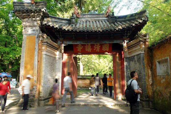 Tourist visit the Guoqing Temple on the Tiantai Mountain, where famed travel writer Xu Xiake of the Ming Dynasty (1368-1644) once traveled and stayed, in Tiantai County, east China's Zhejiang Province, May 19, 2011. 