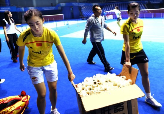 Chinese badminton players Wang Shixian (L) and Wang Xin collect badmintons after training on May 18, 2011. Chinese badminton team is determined to fight for its fourth-straight title of Sudirman Cup to be held from May 22 to 29.