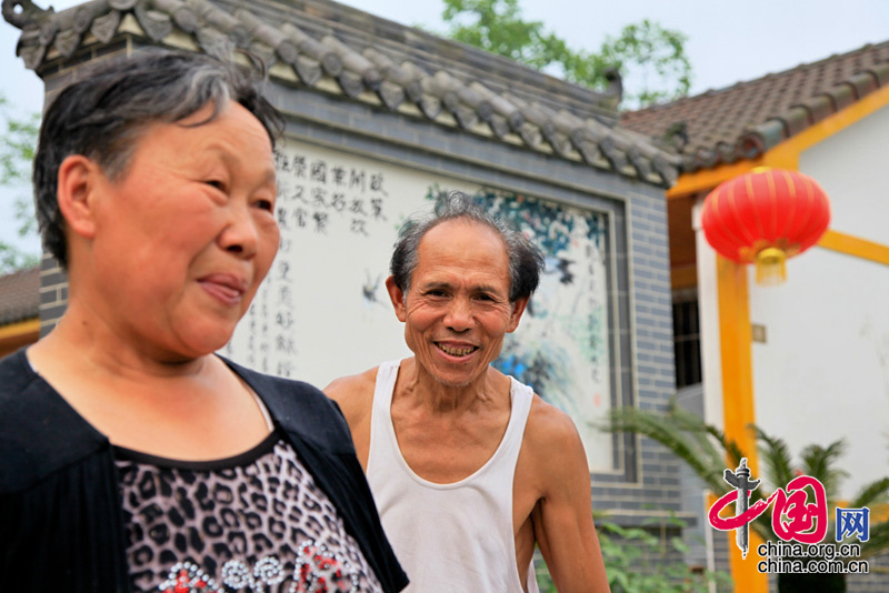 Liu Jiahuai and his wife. A 24-member reporting team headed by China International Publishing Group (CIPG) Vice President Lu Cairong (Central )pays a visit to Xinxing Town, Pengzhou City, severely hit by a devastating earthquake in 2008, to report the general condition of the house rebuilding program there.[Photo: Yang Jia/China.org.cn] 