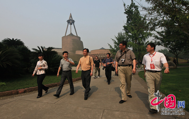 A 24-member reporting team headed by China International Publishing Group (CIPG) Vice President Lu Cairong (Central )pays a visit to Sanxingdui heritage site.[Photo: Yang Jia/China.org.cn]