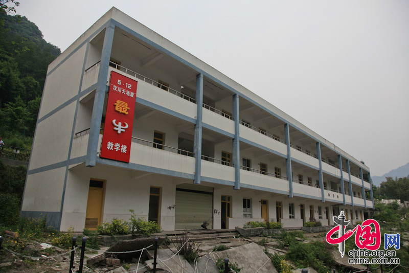 The rebuilt school in Bailu Town, A 24-member reporting team headed by China International Publishing Group (CIPG) Vice President Lu Cairong pays a visit to Bailu Town.[Photo: Yang Jia/China.org.cn]