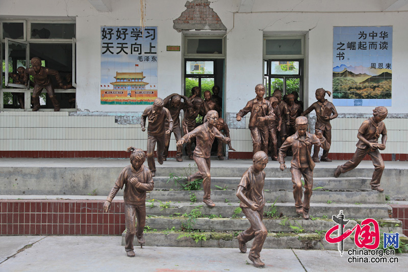 The quake relics site in Bailu Town. A 24-member reporting team headed by China International Publishing Group (CIPG) Vice President Lu Cairong pays a visit to Bailu Town.[Photo: Yang Jia/China.org.cn]