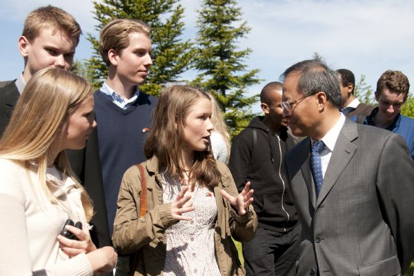 Chinese Ambassador to Sweden Lan Lijun (R) talks to Swedish students at the Chinese Embassy during an open day of the EU-China Year of Youth in Stockholm, Sweden, May 20, 2011.