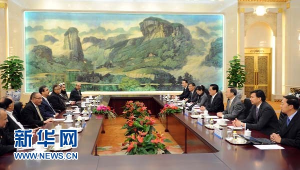 Chinese President Hu Jintao meets with visiting Pakistani Prime Minister Yousuf Raza Gilani in Beijing on May 20, 2011. 