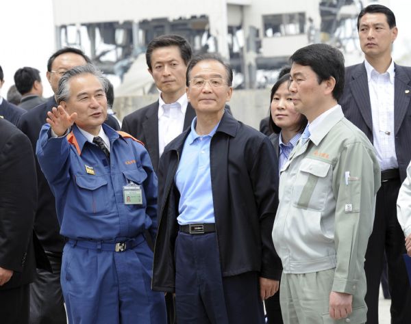 Chinese Premier Wen Jiabao (C, front) visits the area damaged by the March 11 earthquake and tsunami in Natori city, Japan, May 21, 2011. (Xinhua/Xie Huanchi) (zhs) 