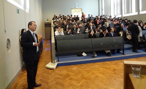 Liu Guojin, Expert Counselor for the Far East Department at the Port of Antwerp in Antwerp, Belgium, introduces the port’s unique management and logistics system to 120 young Chinese delegates at an information session on May 18, 2011. [Wang Zhiyong/China.org.cn]