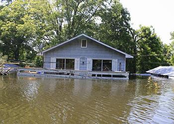 One of many flooded homes in Vicksburg, Mississippi, May 13, 2011. [Environment News Service]