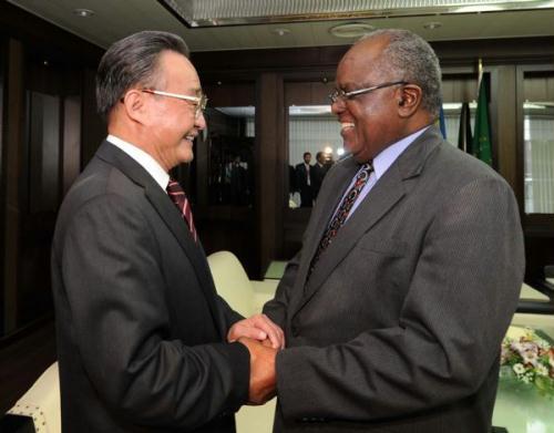 Wu Bangguo (L), chairman of the Standing Committee of the National People's Congress (NPC) of China, shakes hands with Namibian President Hifikepunye Pohamba in Windhoek, capital of Namibia, May 21, 2011. [Xinhua] 