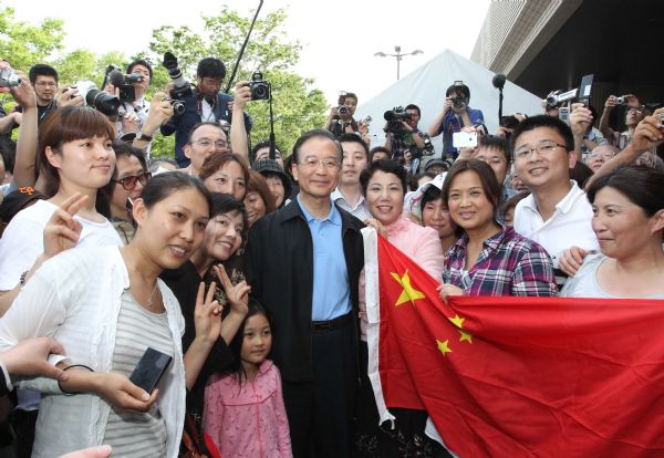 Chinese Premier Wen Jiabao (C) poses for a photo with Chinese overseas at a gymnasium serving as a makeshift shelter in Fukushima, Japan, May 21, 2011. Fukushima was hit hard by the earthquake and tsunami on March 11. (Xinhua/Ding Lin) (hdt) 