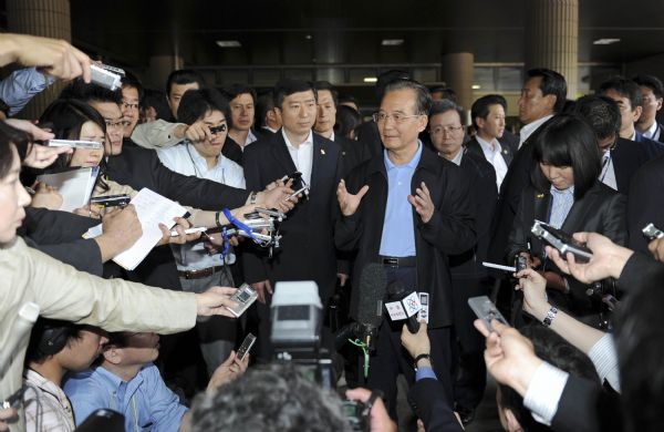 Chinese Premier Wen Jiabao speaks to media reporters at a gymnasium serving as a makeshift shelter in Fukushima, Japan, May 21, 2011. Fukushima was hit hard by the earthquake and tsunami on March 11. (Xinhua/Xie Huanchi) (hdt) 