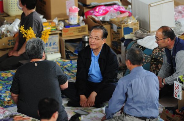 Chinese Premier Wen Jiabao (C) chats with displaced people at a gymnasium serving as a makeshift shelter in Fukushima, Japan, May 21, 2011. Fukushima was hit hard by the earthquake and tsunami on March 11. (Xinhua/Ji Chunpeng) (hdt) 