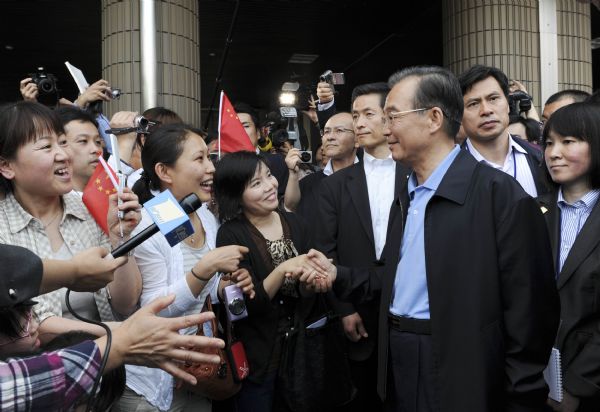 Chinese Premier Wen Jiabao (R front) chats with Chinese overseas at a gymnasium serving as a makeshift shelter in Fukushima, Japan, May 21, 2011. Fukushima was hit hard by the earthquake and tsunami on March 11. (Xinhua/Xie Huanchi) (hdt) 