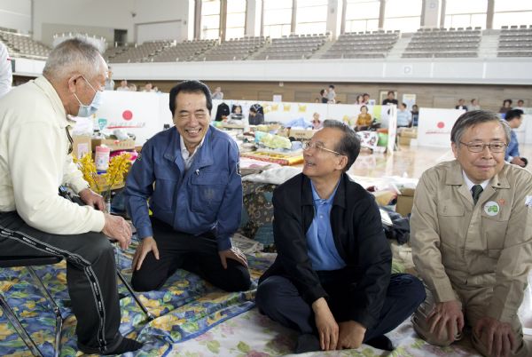 Chinese Premier Wen Jiabao (2nd R), accompanied by his Japanese counterpart Naoto Kan (2nd L), visits disaster victims at a gymnasium serving as a makeshift shelter in Fukushima, Japan, May 21, 2011. Fukushima was ravaged by a powerful earthquake and devastating tsunami on March 11. (Xinhua/Huang Jingwen) (ljh) 