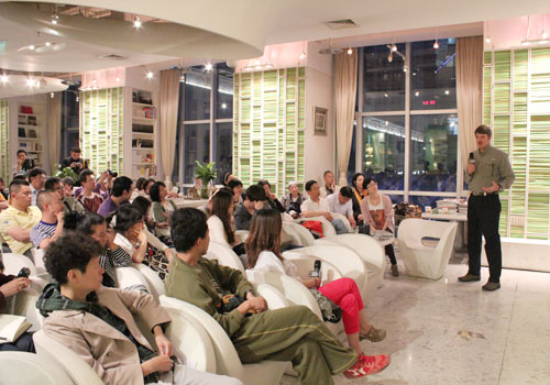 Tim Laman talks about his field work on the 'Birds of Paradise' project in front of an audience of photography and wildlife enthusiasts in Beijing on May 20, 2011. [Photo:CRIENGLISH.com]