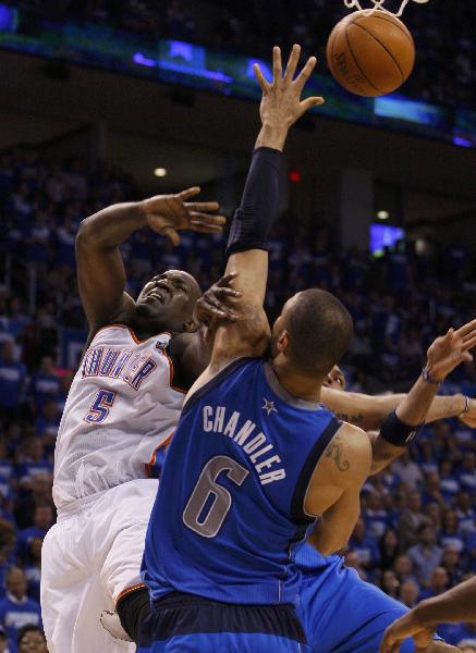 Dallas Mavericks' Tyson Chandler defends against Oklahoma City Thunder's Kendrick Perkins during Game 3 of the NBA Western Conference Final basketball playoffs in Oklahoma City, Oklahoma, May 21, 2011. Mavericks won 93-87.(Xinhua/Reuters Photo)