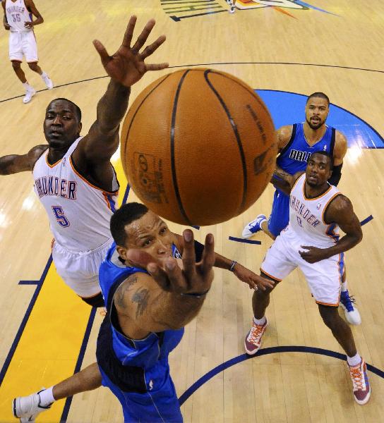 Dallas Mavericks' Shawn Marion goes to the net against Oklahoma City Thunder's Kendrick Perkins (L) during Game 3 of the NBA Western Conference Final basketball playoffs in Oklahoma City, Oklahoma, May 21, 2011. (Xinhua/Reuters Photo)