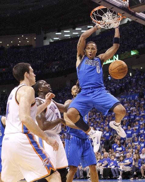 Dallas Mavericks' Shawn Marion (R) dunks over Oklahoma City Thunder's Kendrick Perkins and Nick Collison (L) during Game 3 of the NBA Western Conference Final basketball playoff in Oklahoma City, Oklahoma, May 21, 2011. (Xinhua/Reuters Photo)