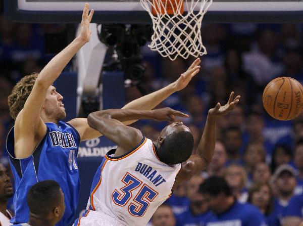 Dallas Mavericks' Dirk Nowitzki (L) blocks Oklahoma City Thunder's Kevin Durant during Game 3 of the NBA Western Conference Final basketball playoff in Oklahoma City, Oklahoma, May 21, 2011. (Xinhua/Reuters Photo)