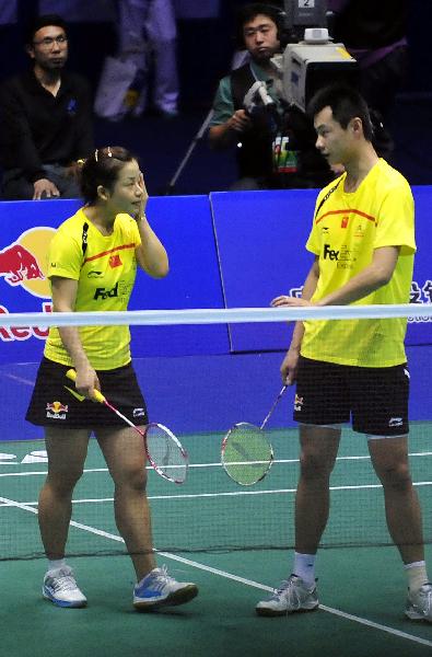 China's Ma Jin (L) and Xu Chen talk during the match against Germany's Michael Fuchs and Birgit Michels at the 2011 Sudirman Cup in Qingdao, east China's Shandong Province, May 22, 2011. The Chinese pair won the match 2-0. (Xinhua/Kong Hui) 