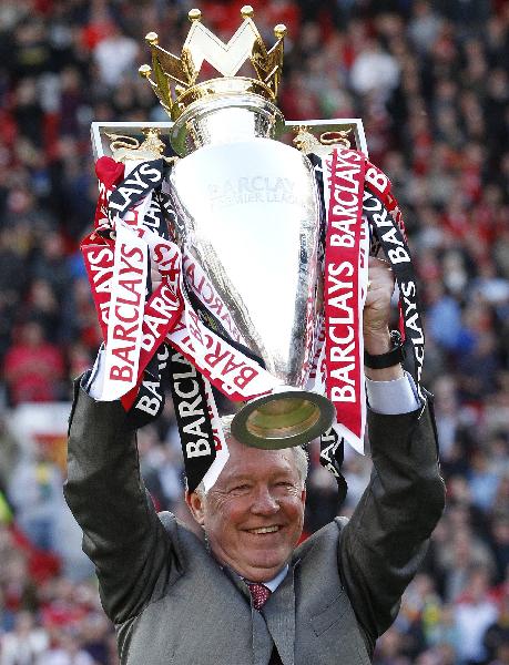 Manchester United's manager Alex Ferguson with the English Premier League trophy after their match against Blackpool at Old Trafford, Manchester, England, Sunday, May 22, 2011. Manchester United celebrated winning the league for a 19th time beating Liverpool's long standing record.(Xinhua/Reuters Photo)