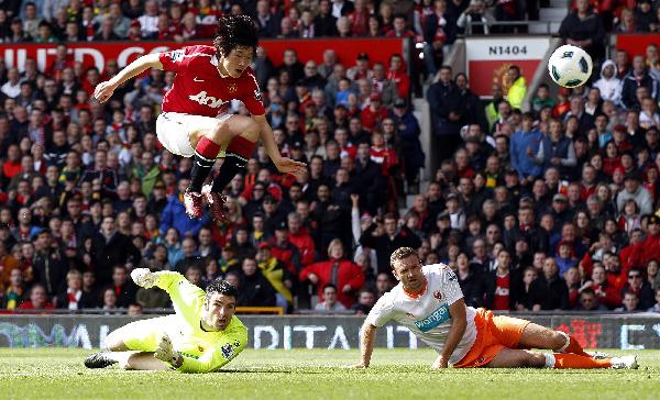 Manchester United's Park Ji-Sung (top) shoots to score during their English Premier League soccer match against Blackpool at Old Trafford in Manchester, northern England, May 22, 2011.(Xinhua/Reuters Photo)