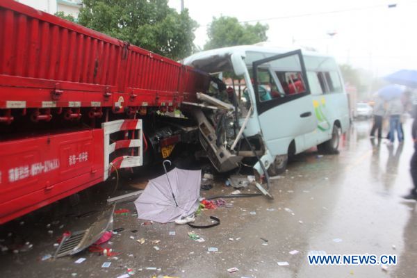 Photo taken on May 22, 2011 shows the site of a road accident in Dingyuan County, east China's Anhui Province. Five were killed and several others injured when a coach crashed into a truck. (Xinhua) (ljh) 