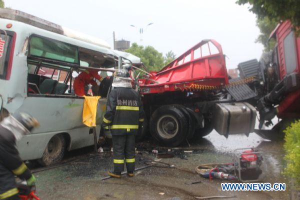 Photo taken on May 22, 2011 shows the site of a road accident in Dingyuan County, east China's Anhui Province. Five were killed and several others injured when a coach crashed into a truck. (Xinhua) (ljh) 