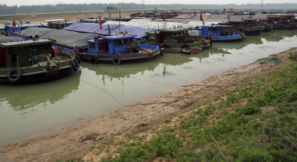 Ships stranded due to low water levels are seen near the Zaozhuang section in east China&apos;s Shandong province, along the famous Beijing – Hangzhou Grand Canal on May 22, 2011. About 1,300 boats were stranded in the section as of 1 pm on Sunday. [Xinhua] 