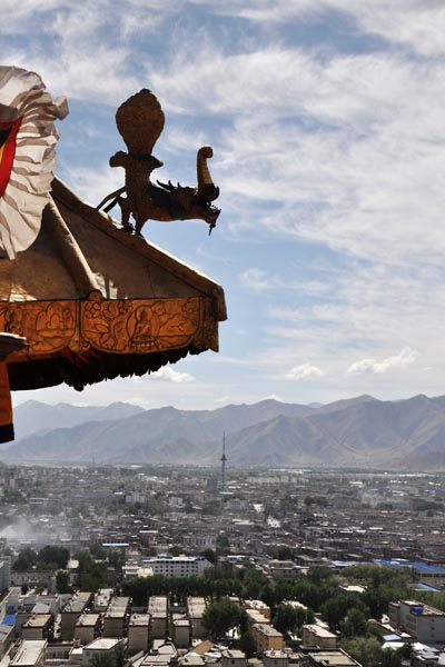 A glimpse of downtown Lhasa from a corner of a monastery. The stark contrast between ancient civilization and modernization is one of the city's charms. [Photo:CRIENGLISH.com] 