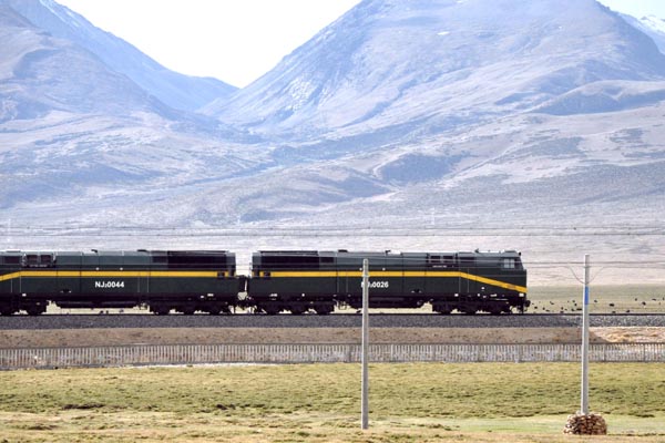 The Qinghai-Tibet railway guarantees a safe and timely material supply in and out of Tibet. [Photo:CRIENGLISH.com]