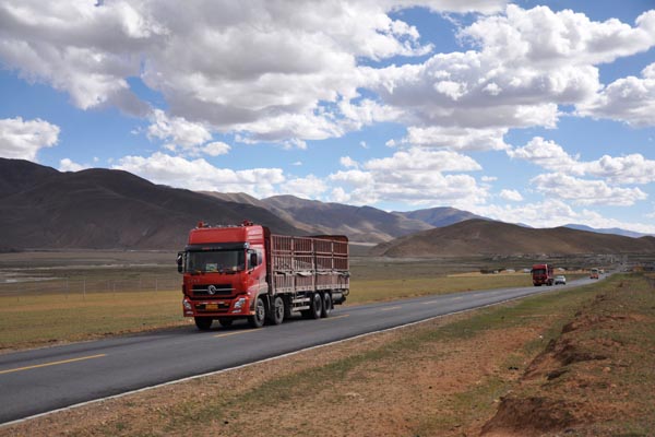 The maintenance of a smooth road system has helped transport an increasing number of tourists to Tibet. [Photo:CRIENGLISH.com] 