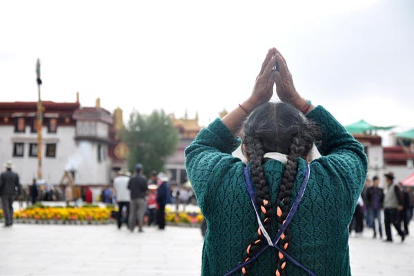 Pilgrims in Tibet benefit from the policy of religious freedom. [Photo:CRIENGLISH.com] 