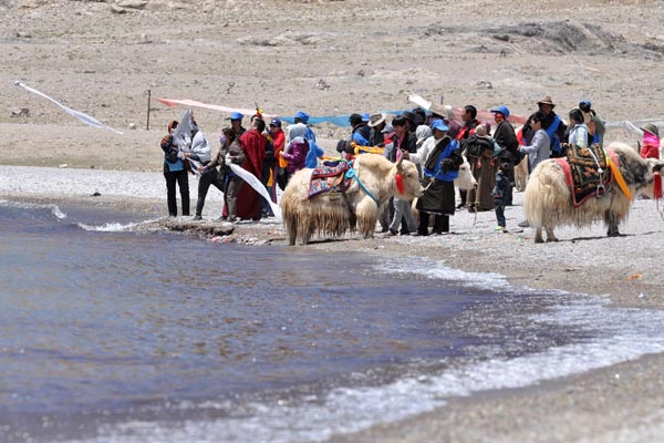 Tourism has grown into one of the pillar industries in Tibet. [Photo:CRIENGLISH.com] 