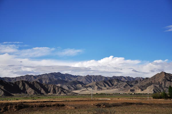 The mesmerizing scenery of a blue sky looming low over the stretching mountains.[Photo:CRIENGLISH.com] 