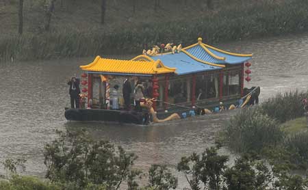 North Korean leader Kim Jong-il is suspected to be on a boat that glided over Slender West Lake in Yangzhou Monday morning. [Lu Yun/Global Times] 