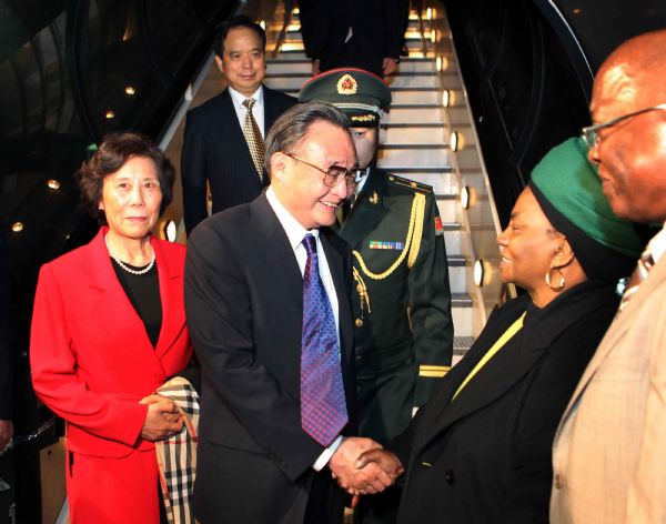 Wu Bangguo, chairman of the Standing Committee of the National People's Congress of China, is greeted by Deputy Speaker of the National Assembly of the Republic of South Africa Nomaindia Mfeketo upon his arrival in Cape Town, South Africa, May 23, 2011. Wu Bangguo arrived here Monday on a visit to South Africa. [Lan Hongguang/Xinhua]