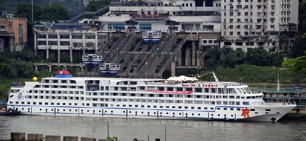 Picture taken on May 22, 2011, shows luxury inland cruise liner &apos;Yangtze River Gold 1&apos; on the Yangtze River, which made its debut on Sunday. The ship costs 130 million yuan (about 20 million US dollars) to build and holds 350 passengers. It is 136 meters in length, 19.6 meters in width and reaches speeds of up to 26 km per hour. 
