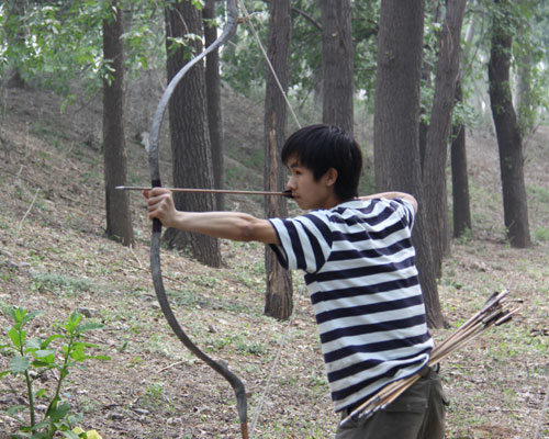 One of Yang Fuxi's apprentices use the Manchu bow and arrow. 