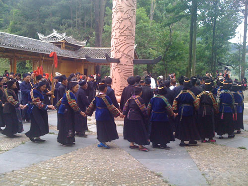 The photo shows Miao people performing a ceremonial dance called the 'united dance' in Nanhua Miao Village. This dance is performed by all villagers including senior and young men and women, as well as married couples. [Photo: CRIENGLISH.com/Yu JingJing]