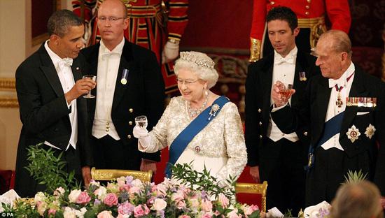 The Queen toasts the Obama's visit before they sit down to a dinner of lamb,roast potatoes and vanilla Charlotte. [Poeple's Daily]