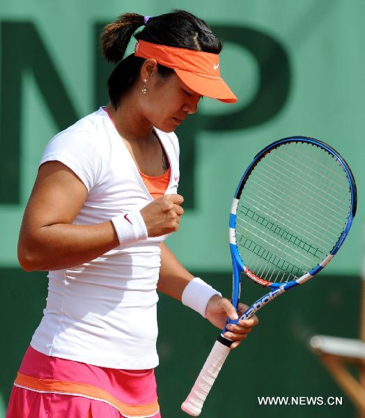 Li Na of China celebrates during the first round match of women's singles against Barbora Zahlavova Strycova of Czech Republic in the French Open tennis tournament at the Roland Garros stadium in Paris May 24, 2011. Li won 2-1. (Xinhua/Xu Liang) 