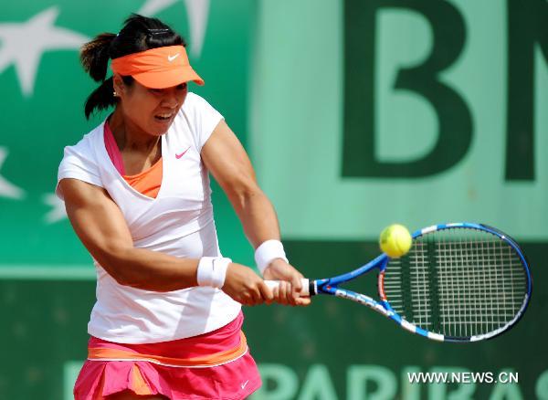 Li Na of China returns the ball during the first round match of women's singles against Barbora Zahlavova Strycova of Czech Republic in the French Open tennis tournament at the Roland Garros stadium in Paris May 24, 2011. Li won 2-1. (Xinhua/Xu Liang)