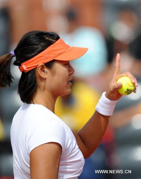 Li Na of China gestures before the first round match of women's singles against Barbora Zahlavova Strycova of Czech Republic in the French Open tennis tournament at the Roland Garros stadium in Paris May 24, 2011. Li won 2-1. (Xinhua/Xu Liang)