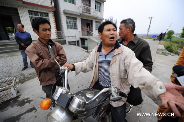 Fisherman Sang Zushou (C) talks with his villagers about the drought-plagued Honghu Lake in Honghu City, central China's Hubei Province, May 24, 2011. Plagued by a severe drought which is spreading throughout China's southern regions, Honghu Lake has dwindled by a third in water surface and dropped down to less than 40 centimeters in its deepest place. (Xinhua/Hao Tongqian) (zn) 