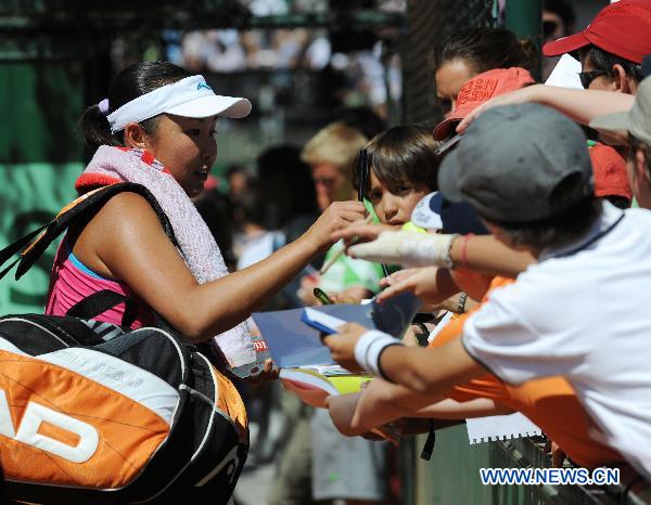 Peng Shuai of China signs for fans after the second round match of women's singles against Polona Hercog of Slovenia in the French Open tennis tournament at the Roland Garros in Paris May 25, 2011. Peng won 2-0. (Xinhua/Xu Liang) 