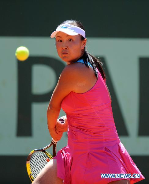 Peng Shuai of China returns the ball during the second round match of women's singles against Polona Hercog of Slovenia in the French Open tennis tournament at the Roland Garros in Paris May 25, 2011. Peng won 2-0. (Xinhua/Xu Liang) 