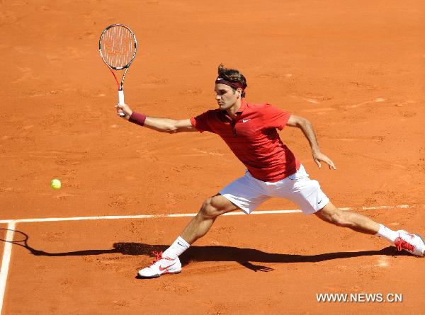 Roger Federer of Switzerland returns the ball during the second round match of men's singles against Maxime Teixeira of France in the French Open tennis tournament at the Roland Garros in Paris May 25, 2011. Federer won 3-0. (Xinhua/Xu Liang) 