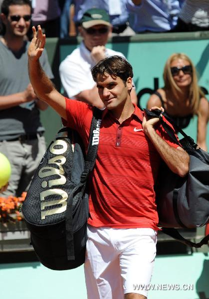 Roger Federer of Switzerland waves to the spectators after the second round match of men's singles against Maxime Teixeira of France in the French Open tennis tournament at the Roland Garros in Paris May 25, 2011. Federer won 3-0. (Xinhua/Xu Liang) 