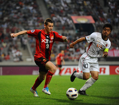 Uzbekistan’s 2008 Asian Player of the Year Server Djeparov (left) provided the cross for Montenegrin striker Dejan Damjanovic to score as K-League champions FC Seoul reached the quarter-finals of the AFC Champions League with a 3-0 win over Japan’s Kashima Antlers on Wednesday. 